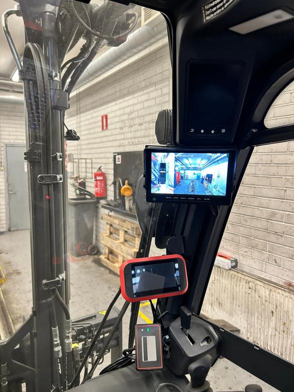 Parocin trukin ohjaamo ja 360-kamerajärjestelmän näyttö