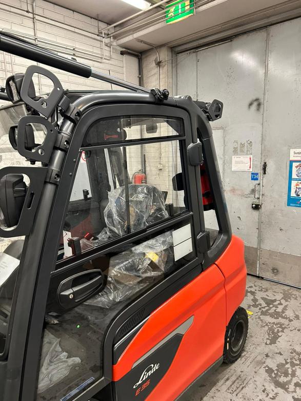 Linde E25 -sähkötrukki Parocin Paraisten tehtaalla